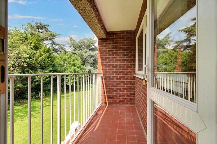 2 Bedroom Apartment For Sale In Village Road, Enfield, Middlesex, EN1
