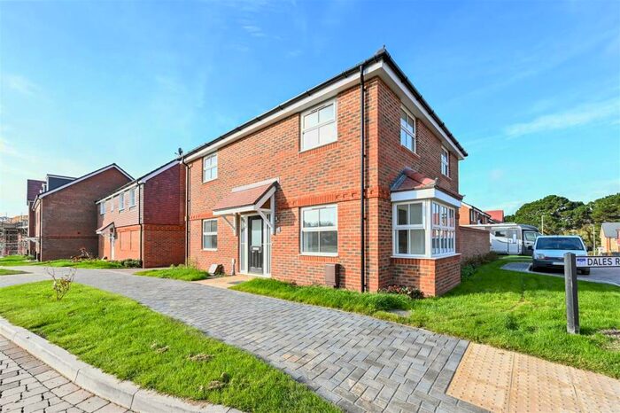 4 Bedroom House To Rent In Steeple Chase Way, Dales Road, Fontwell, BN18