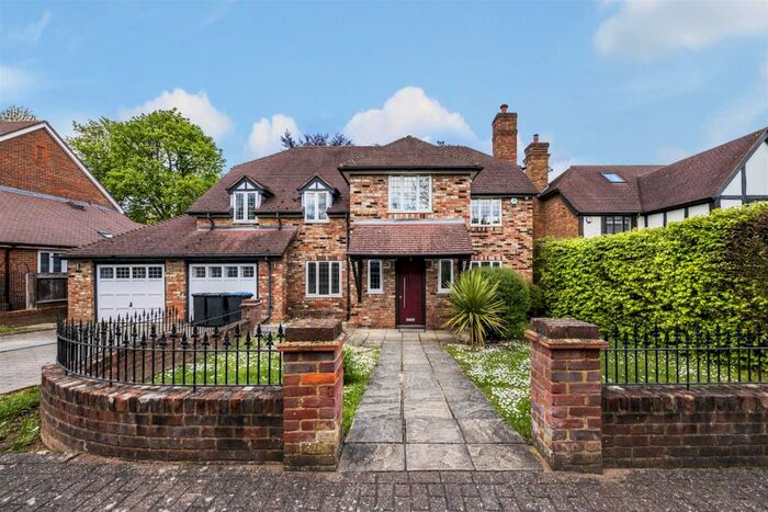 4 Bedroom Detached House To Rent In Old Orchard Close, Barnet, EN4