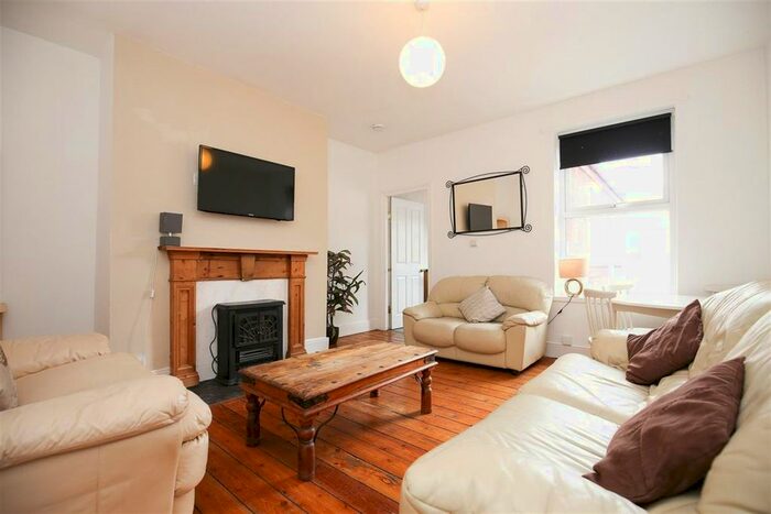 3 Bedroom Flat To Rent In South View West, Heaton, Newcastle Upon Tyne, NE6