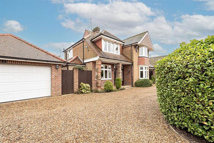 4 Bedroom Property For Sale In The Pleasance, Harpenden, AL5