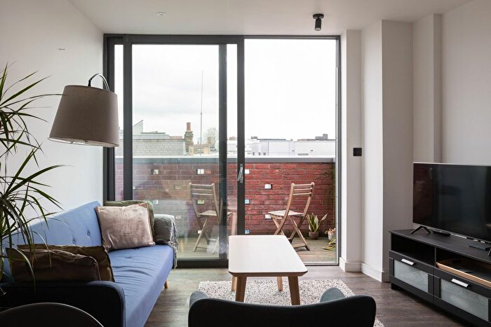 2 Bedroom Flat For Sale In Cambridge Heath Road, London, E2