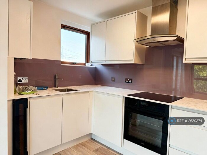2 Bedroom Flat To Rent In Finlay Court, Crawley, RH10