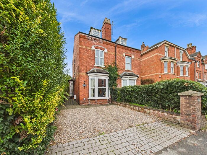 3 Bedroom Semi Detached House For Sale In Bromyard Road, Worcester, Worcestershire, WR2