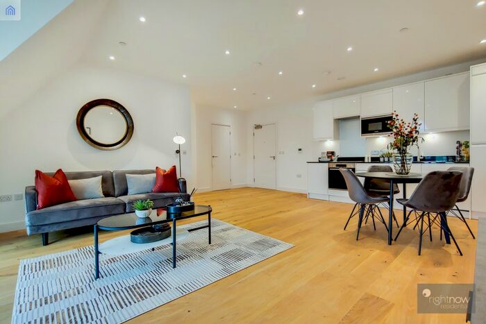 1 Bedroom Flat To Rent In Bridge Road, Chertsey, KT16