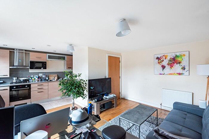 2 Bedroom Flat To Rent In Stane Grove, Clapham, London, SW9
