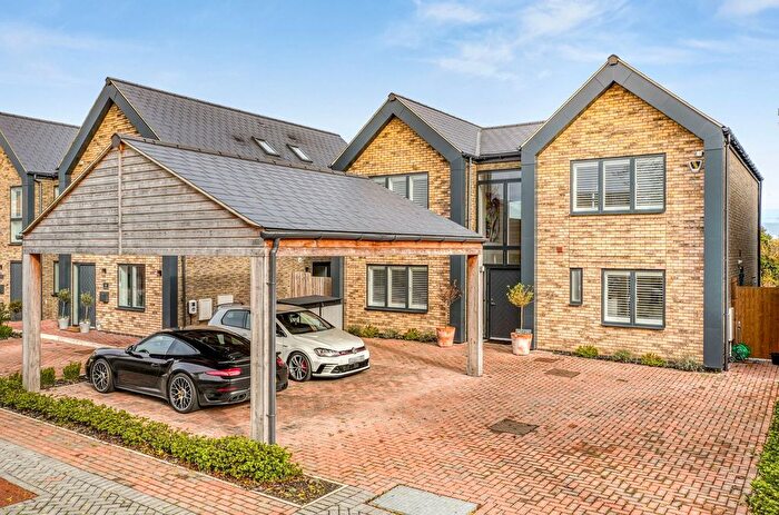 4 Bedroom Detached House For Sale In Black Horse Lodge, Oakridge Park, MK14