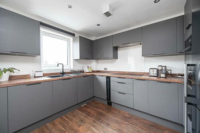 2 Bedroom Flat To Rent In Candle Street, Mile End, London, E1