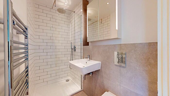 1 Bedroom Flat To Rent In Great West Road, Hounslow, TW5