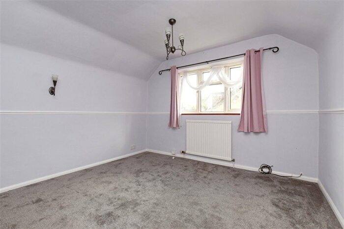 3 Bedroom Chalet For Sale In Martin Close, Warlingham, Surrey, CR6