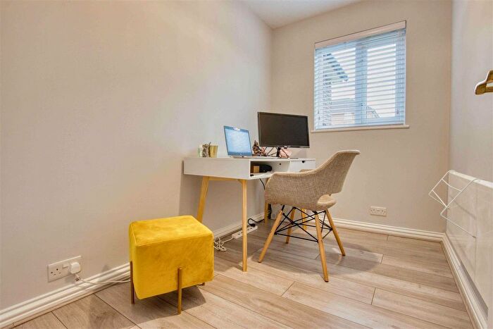 2 Bedroom Flat For Sale In Kensington Way, Borehamwood, WD6