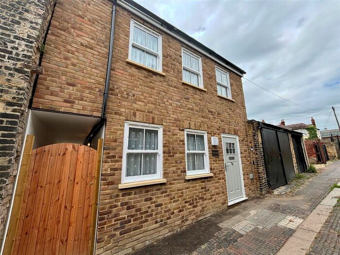 1 Bedroom Property To Rent In Hamlet Court Road, Westcliff-On-Sea, SS0