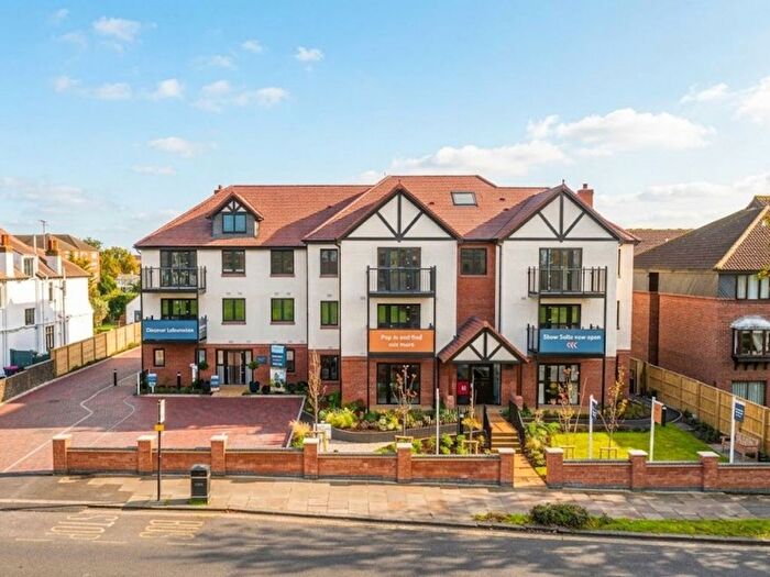 1 Bedroom Flat For Sale In Chalkwell Avenue, Westcliff-On-Sea, SS0