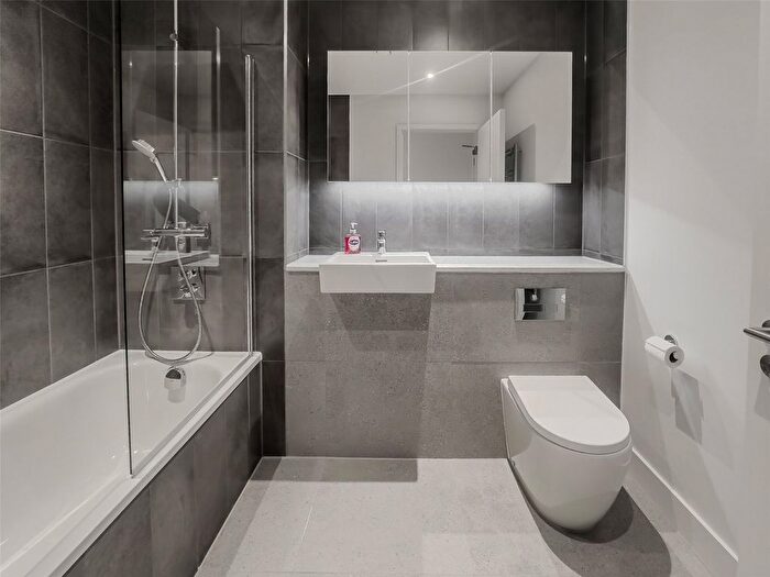 2 Bedroom Flat To Rent In Dantzic Street, Park View, Manchester, M4