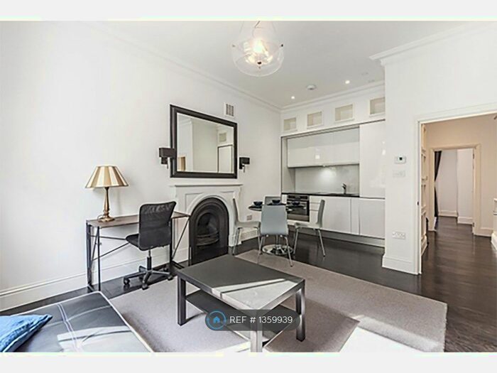 2 Bedroom Flat To Rent In St. Georges Square, London, SW1V