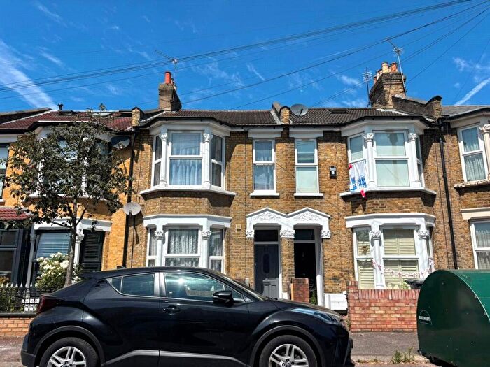 2 Bedroom Flat To Rent In Livingstone Road, Walthamstow, E17