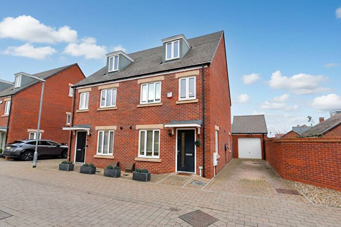3 Bedroom Semi Detached House For Sale In Gibbens Croft, Biggleswade, SG18