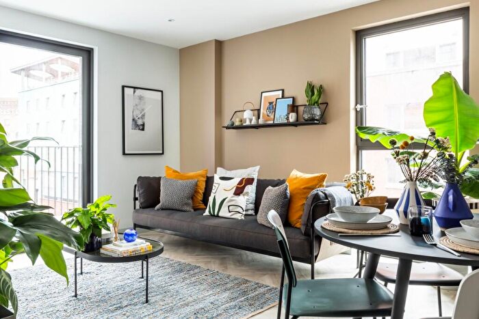 2 Bedroom Apartment To Rent In Dovetail, BS2
