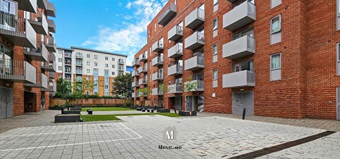 2 Bedroom Flat For Sale In Petersfield Avenue, Slough, Berkshire, SL2