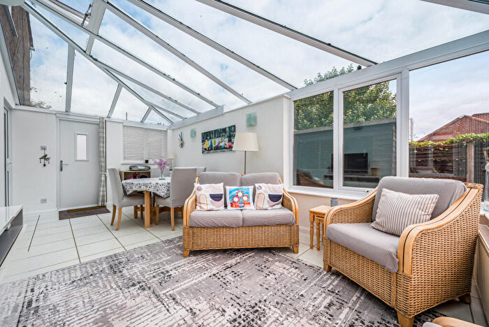 4 Bedroom Link Detached House For Sale In Treeside Drive, Farnham, GU9