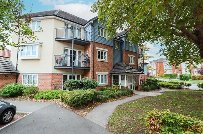 2 Bedroom Flat For Sale In Deadbrook Lane, Aldershot, GU12