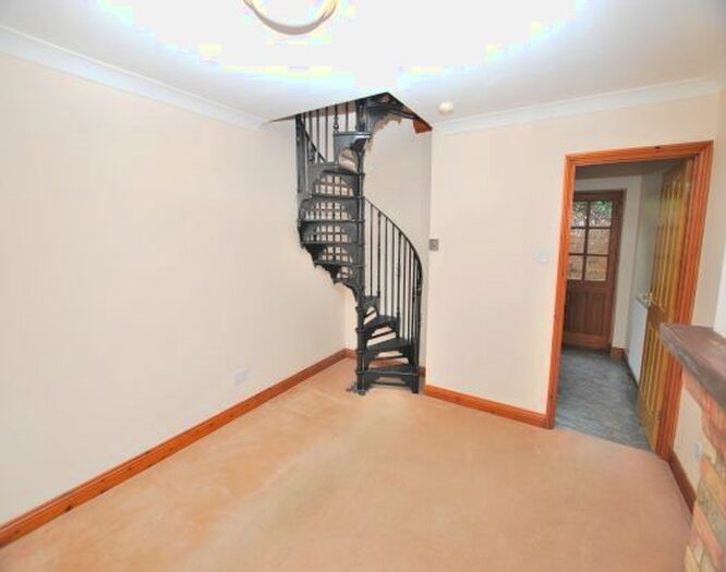 2 Bedroom Mews To Rent In Rochester Mews, Church Road, Linslade