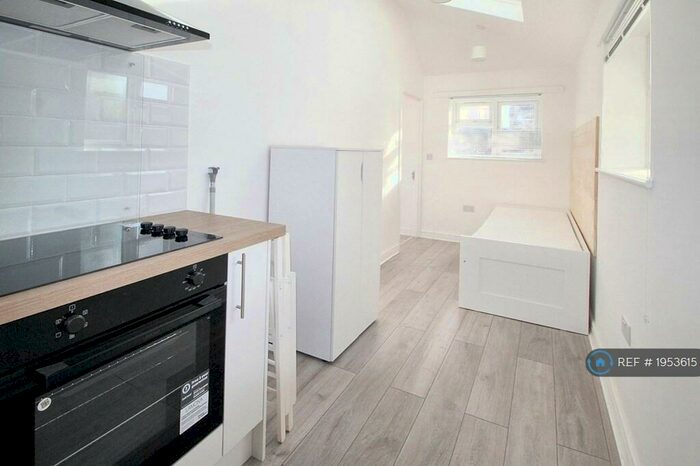 Studio To Rent In Heathfield Vale, South Croydon, CR2