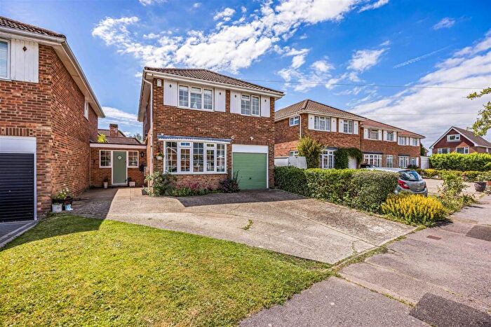 5 Bedroom Detached House For Sale In Oakmont Drive, Waterlooville, PO8
