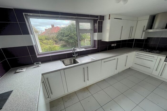 3 Bedroom Semi-Detached House To Rent In Farfield Avenue, Beeston, NG9