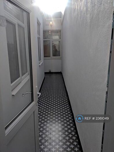 2 Bedroom Flat To Rent In Kingsland Road, London, E2