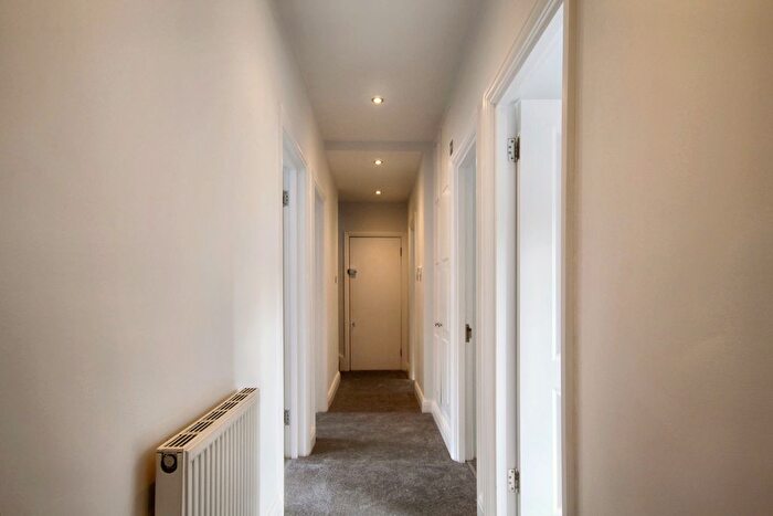 3 Bedroom Flat To Rent In Glenhill Close (), Finchley `, N3