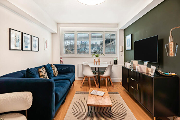 2 Bedroom Apartment For Sale In Turner Street, London, E1