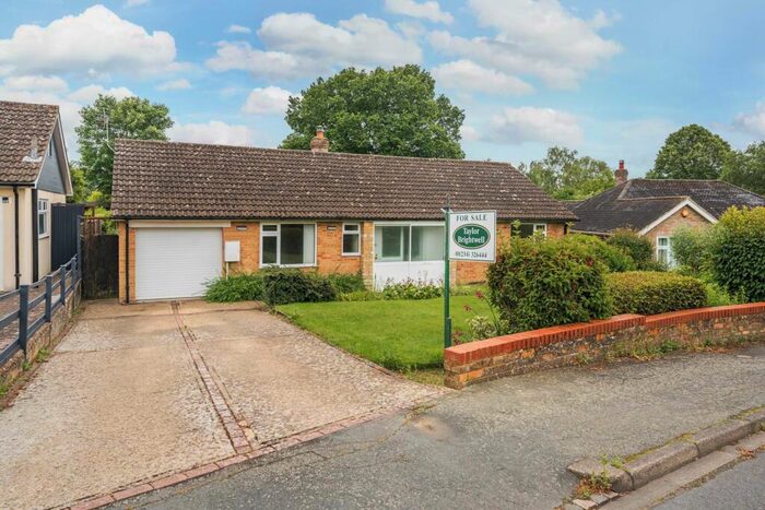 3 Bedroom Detached Bungalow For Sale In The Bury, Pavenham, MK43