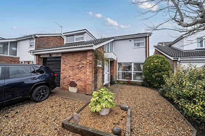 4 Bedroom Detached House For Sale In Irthing Close, Bedford, MK41