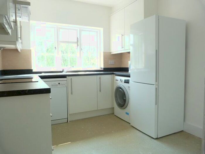 2 Bedroom Flat To Rent In Templars Avenue, London, NW11