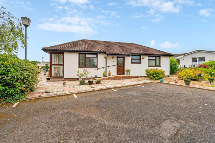 2 Bedroom Mobile Home For Sale In New Road, Clifton, Shefford, SG17
