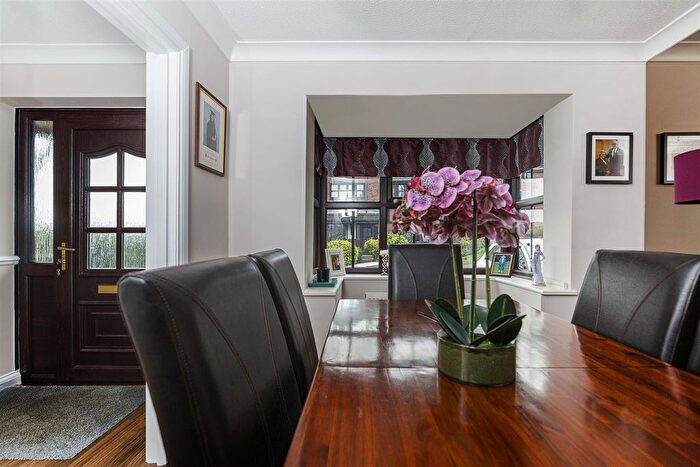 4 Bedroom Detached House For Sale In Spring Bank Drive, Liversedge, WF15