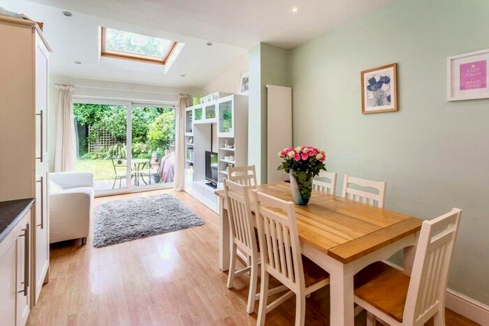 2 Bedroom Flat To Rent In Oxford Avenue, London, SW20