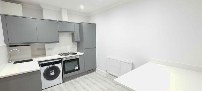 5 Bedroom Flat To Rent In Green Lanes, London, N13