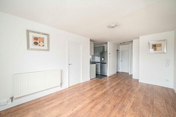 2 Bedroom Flat To Rent In Crusoe Road, Tooting, CR4