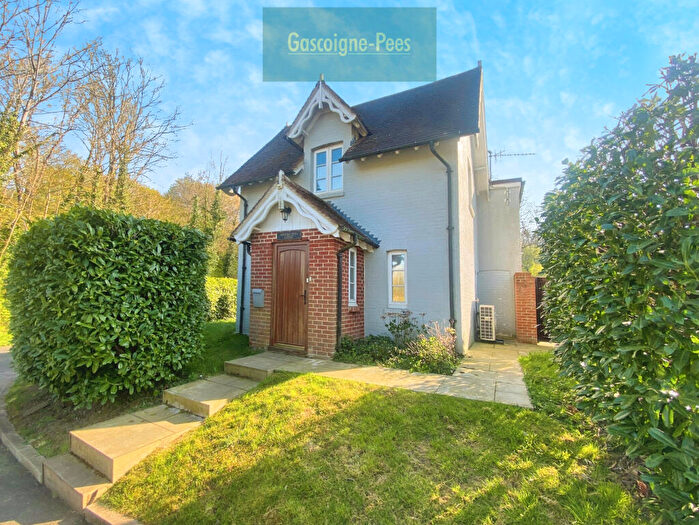 2 Bedroom Cottage To Rent In Kerves Lane, Horsham, RH13