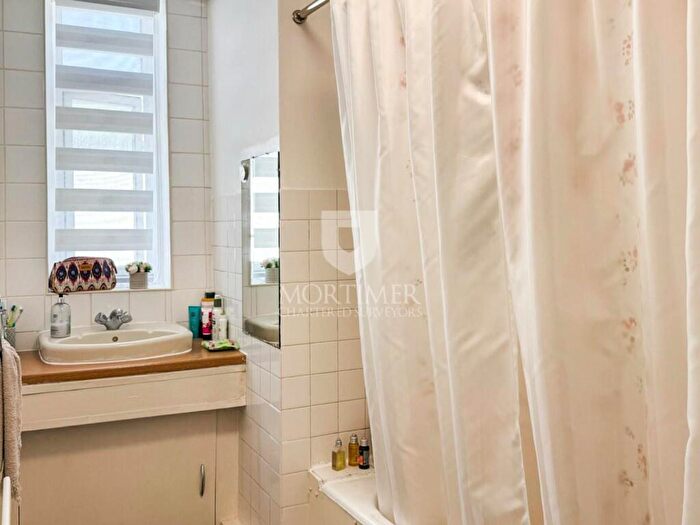 2 Bedroom Apartment To Rent In Green Lanes, London, N21