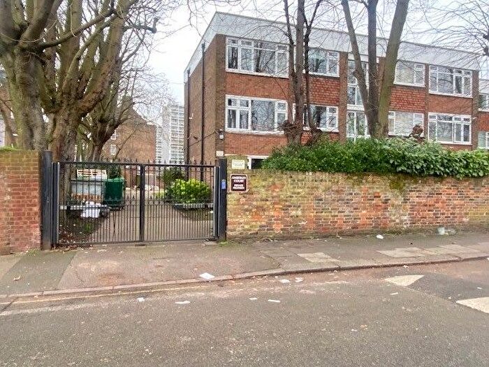 2 Bedroom Flat To Rent In Angell Road, London, SW9