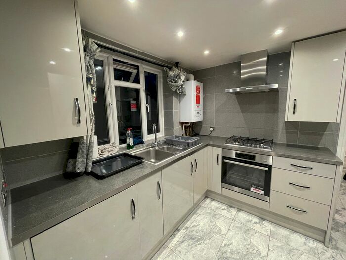 2 Bedroom Flat To Rent In Brunswick Avenue, London, N11