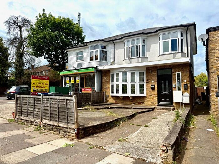 3 Bedroom Apartment To Rent In Avenue Road, Southgate, N14