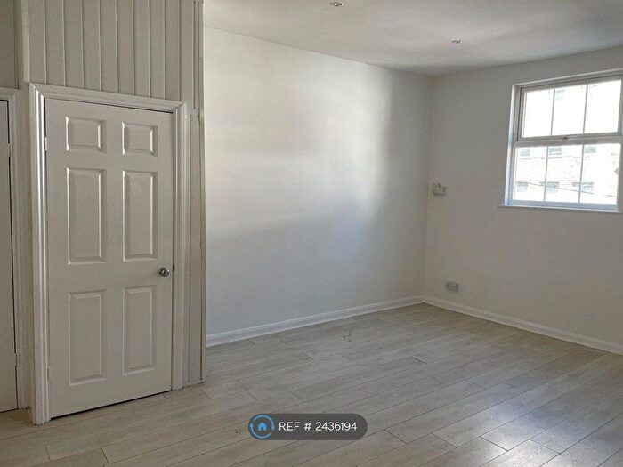 1 Bedroom Flat To Rent In Bank Street, Maidstone, ME14