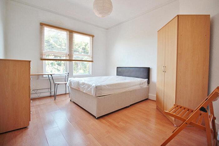 Studio To Rent In Dollis Park, Finchley Central, N3