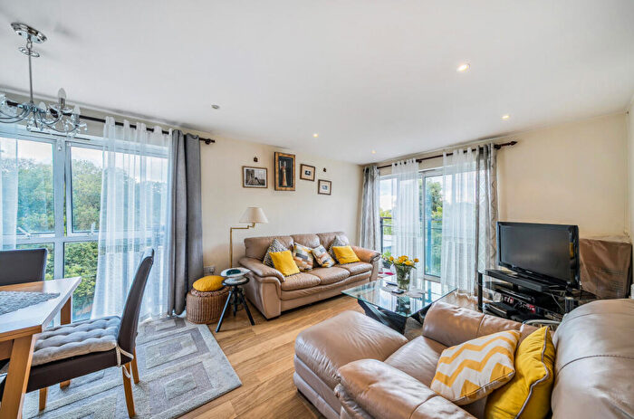 2 Bedroom Apartment For Sale In Highwood Close, London, SE22
