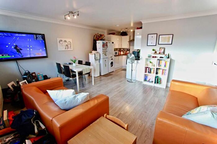 2 Bedroom Apartment To Rent In High Road, London, N12