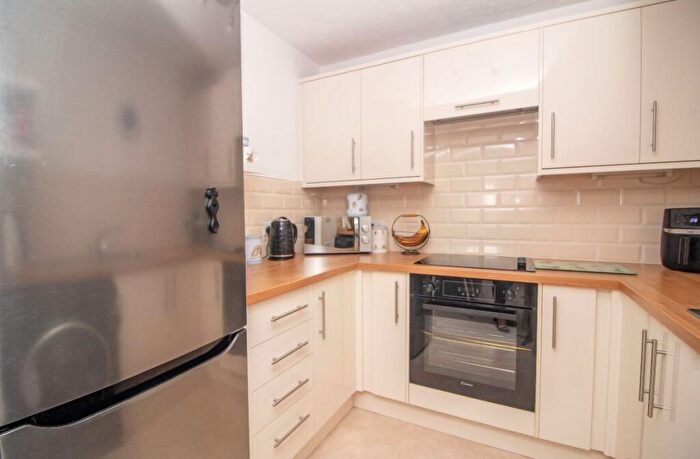 1 Bedroom Flat For Sale In Dene Court, Holman Close, Cowplain, PO8